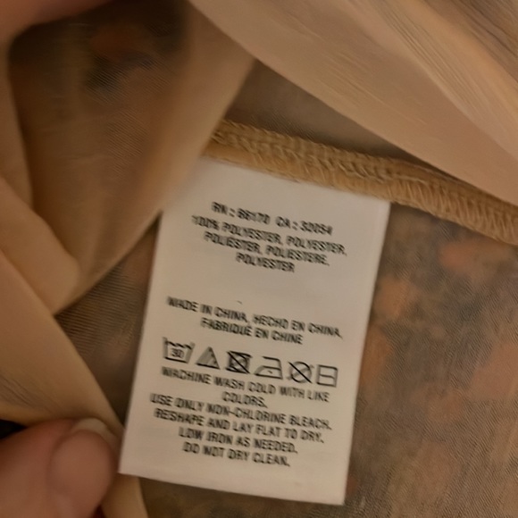 Like New Beautiful Anthropologie Delta med/Lg Floral top with top ruffles - Picture 6 of 6